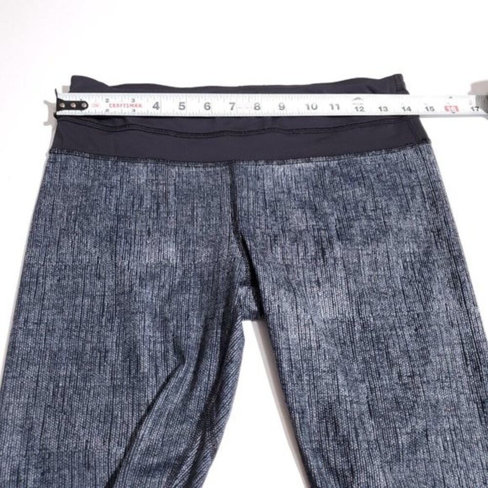 Lululemon Run Inspire Crop II Size 6 Burlap Texture Black Dune Gray Luxtreme - Picture 10 of 12